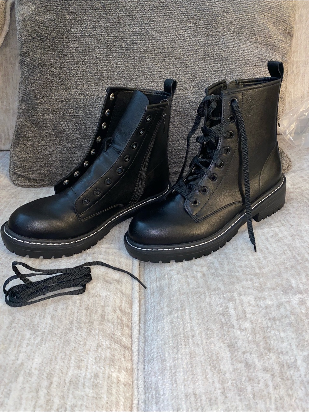 NWOT ICHIGO Classic Black Combat Boots - Women's Lace-Up Ankle Boots GRUNGE